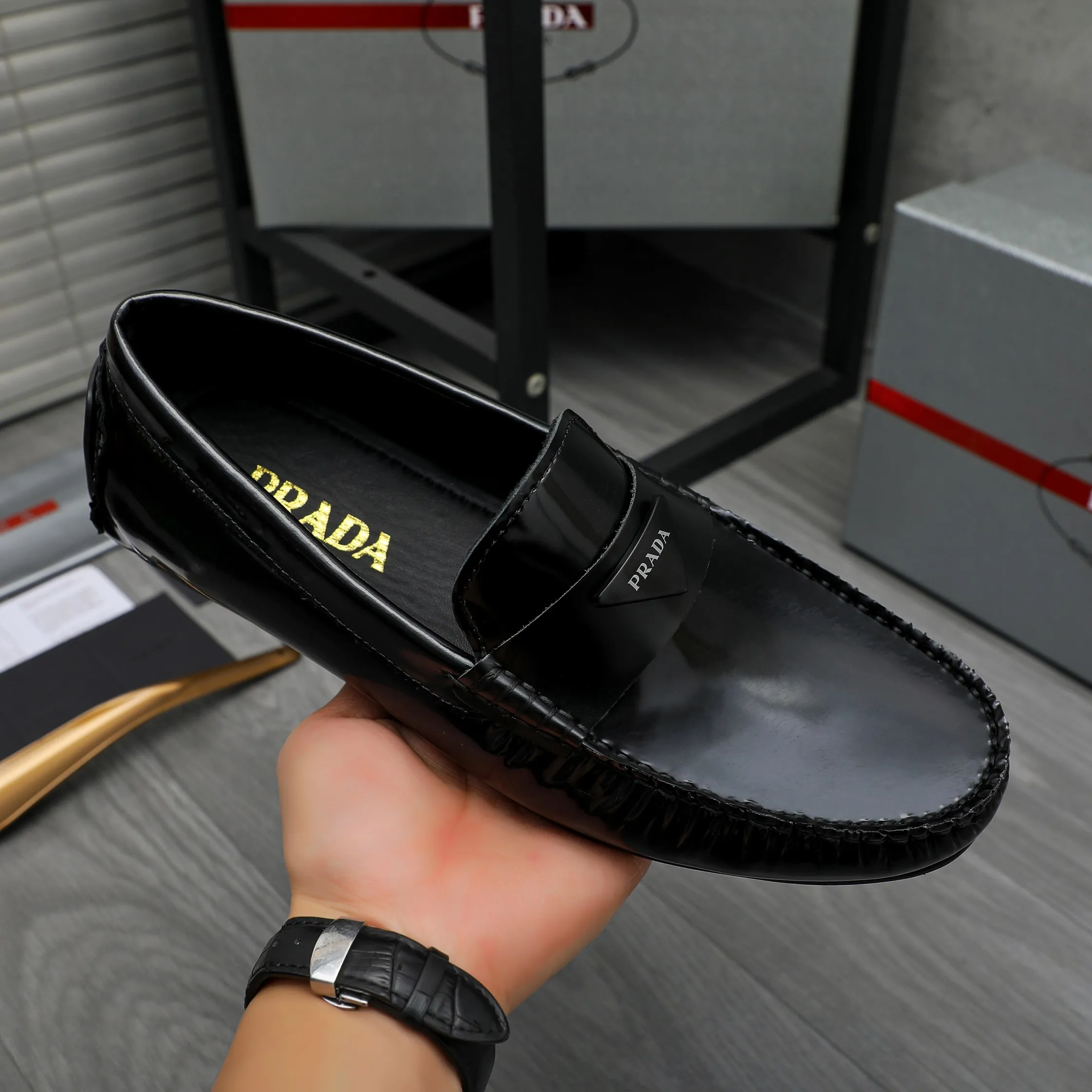 P420 Product trademark: PRADA [Prada] casual slip-on men's shoes, full size. Size: 38-44 Product material: Selected patent cowhide upper, sheepskin lining, rubber outsole
